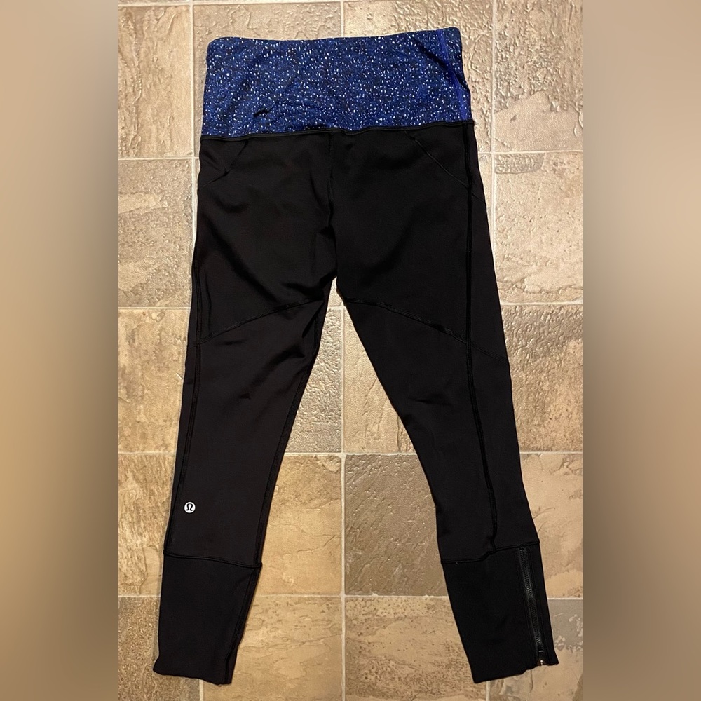 Lululemon Athletic Leggings / Capris - Black - Blue Design - Like New - Sz 4